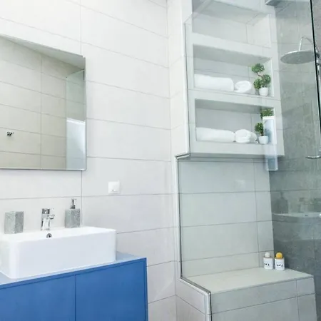 D Spacious Brand New Studio Ideal For 2 D * אתונה