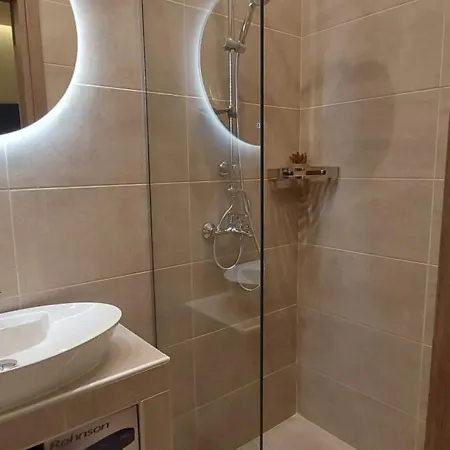 D Spacious Brand New Studio Ideal For 2 D * אתונה